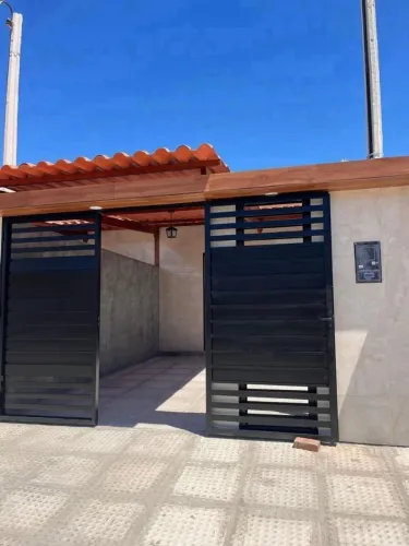 Casa individual com 3 quartos, excelente acabamento , a poucos metros da praia da Conceiçã