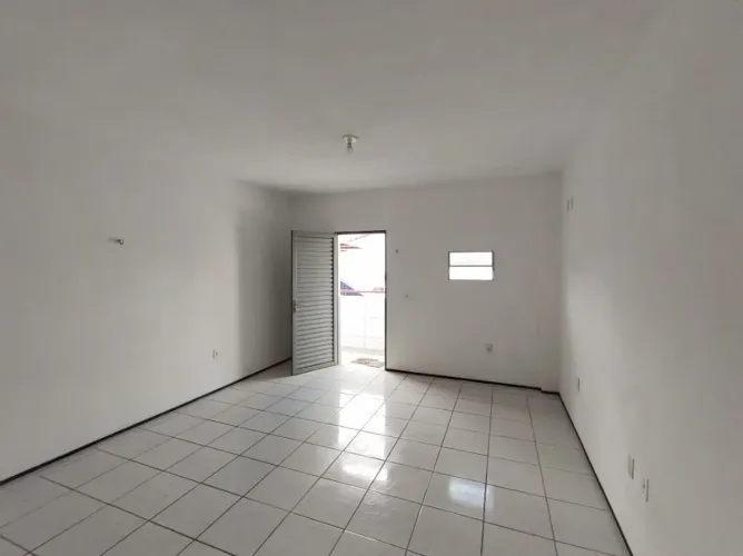 Sala Comercial para Alugar em Messejana | Excelente Localização com Estacionamento | Forta