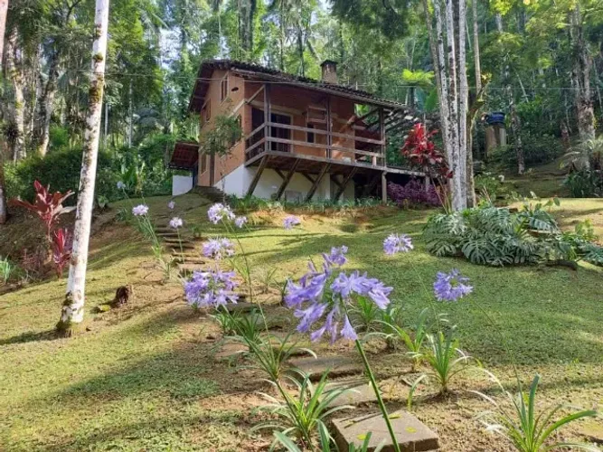 Casa em Penedo | 1.000 m² de Natureza | Lareira, área gourmet pomar