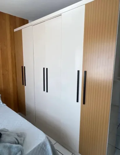 Vendo guarda roupa casal com 6 portas