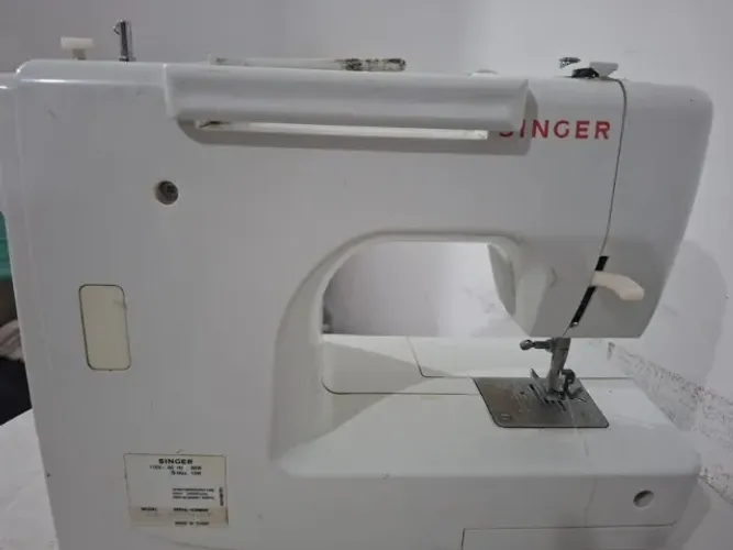 Máquina de Costura SINGER ? Modelo 8280 / 8280A