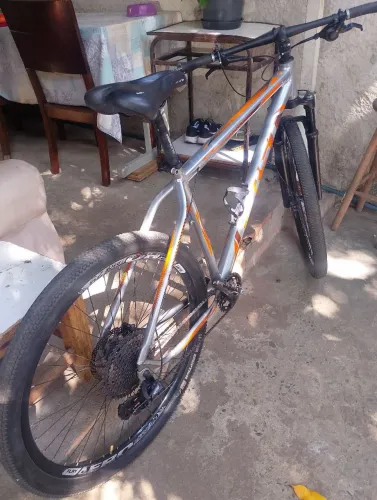 Bike tamanho 21 aro 29 relação, freios, suspensão(trava com defeito) ABSOLUT,pneu levorim
