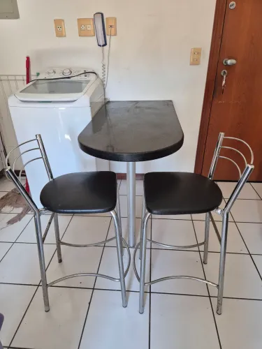 Bancada de granito + 2 bancos 