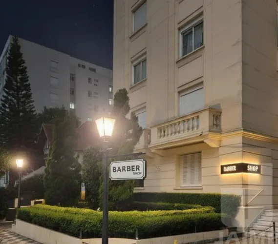 Loja Comercial Térrea localizada em Edifício Arquitetura NeoClássica