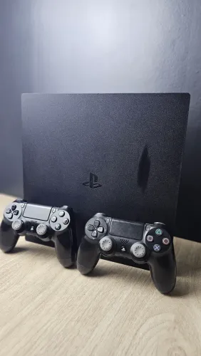 PS4 Pro 1TB + Controle + 8 Jogos Instalados