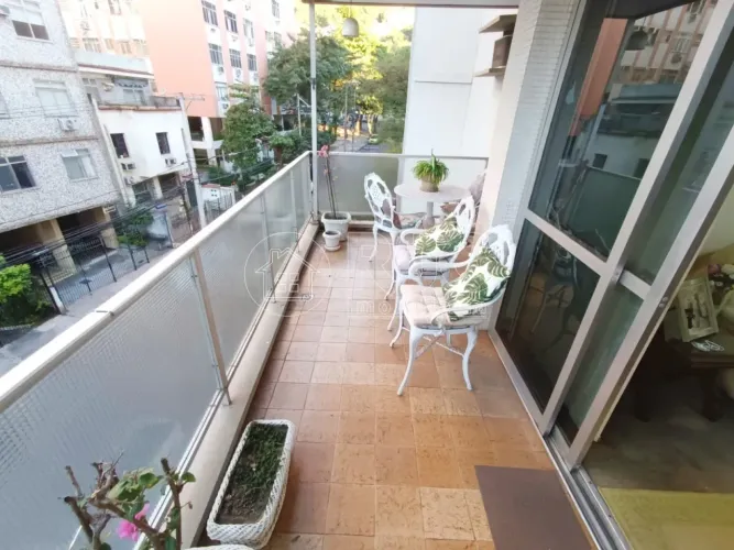 O imóvel está localizado no bairro Tijuca com 87 metros quadrados