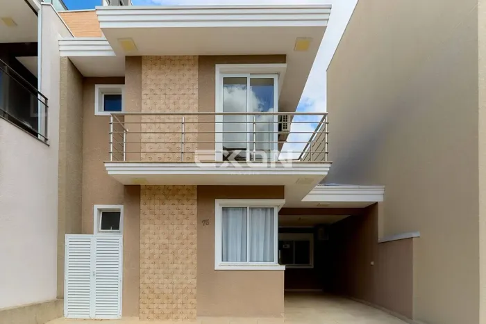 Casa com 3 quartos (2 suítes) em condomínio fechado no Xaxim