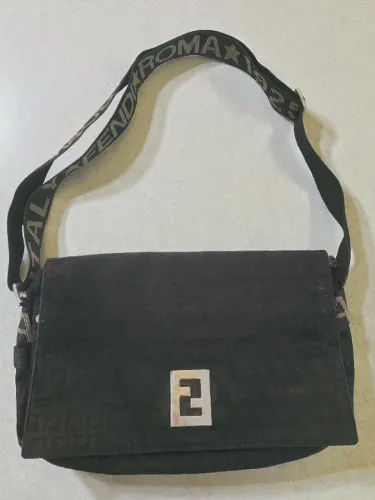 Bolsa Fendi com alça longa