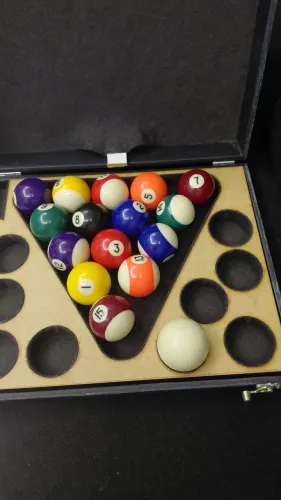 Bolas de sinuca com a maleta