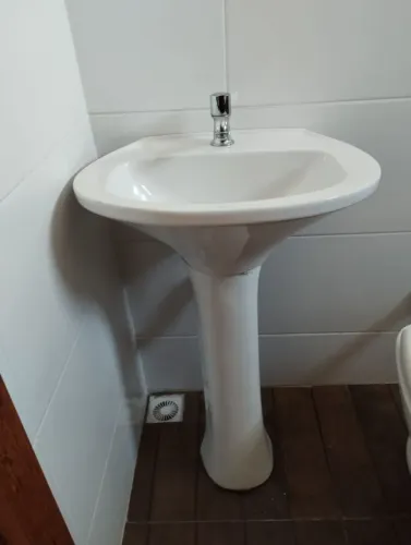 Vendo pia com cuba e torneira para banheiro