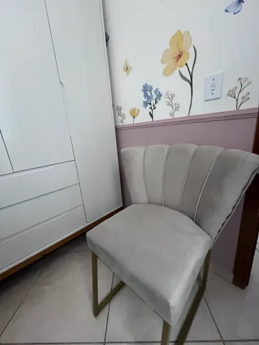 CADEIRA COM BASE DE METAL