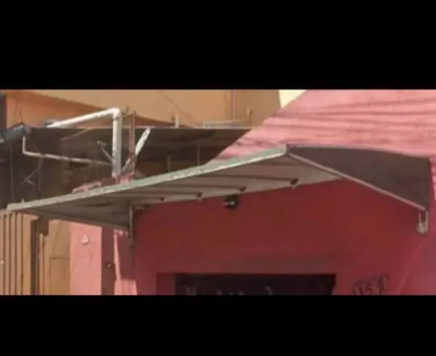 Vendo toldo ou troco por porta de loja medida do toldo 3,67 ×143 aceito cartão