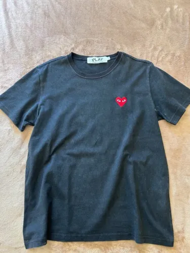 camiseta comme des garçons play