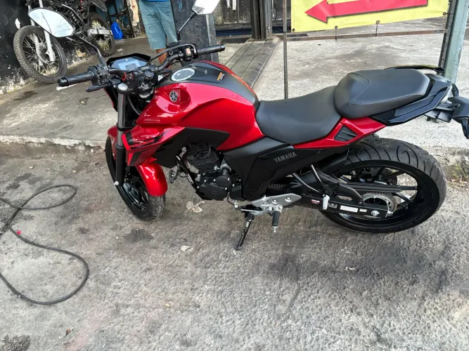 Fz25 muito nova, único dono!