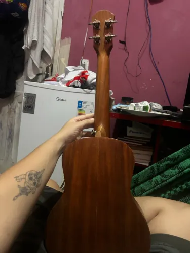 ukulele tenor com cordas recem trocadas