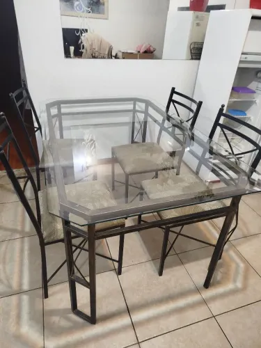 Mesa de Tampa de vidro com 4 caseiras cade