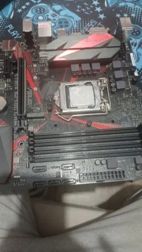 Placa-mãe ASUS ROG STRIX B250G Gaming (queimada)