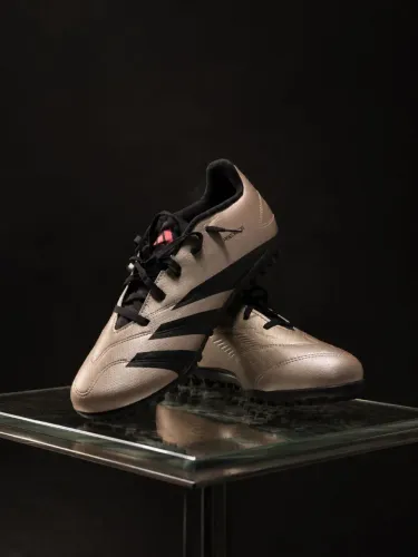 Chuteira Society Adulto adidas Predator 24 Club Cinza com detalhes preto e rosa