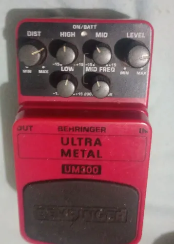 Pedal ultrametal metal beringuer para guitarra