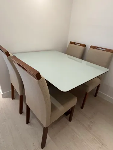 Mesa em madeira 4 lugares 