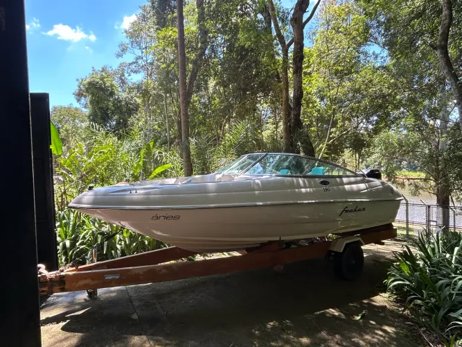 Lancha Focker 190, motor Mercury 115 carburado, com carreta