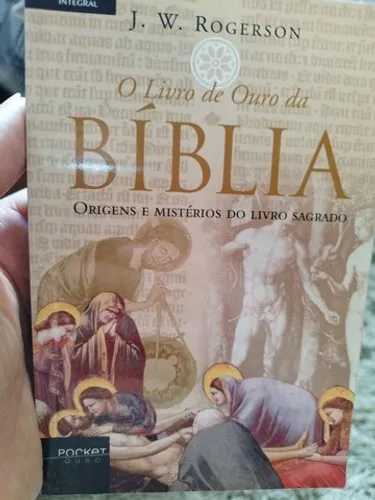 Vendo o livro O livro de Ouro da Bíblia