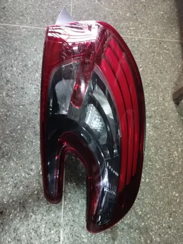 Lanterna Peugeot 208 direito