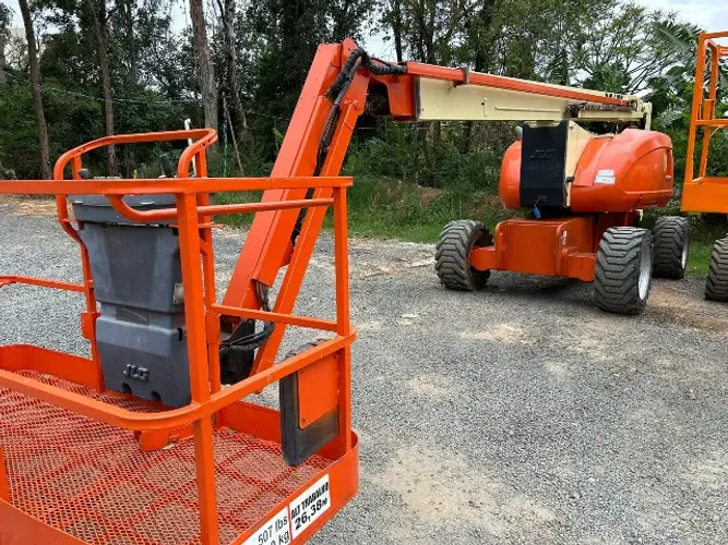 Plataforma Elevatória 800AJ Jlg 26,18 metros perfeito estado