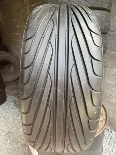 Pneu 225/40/18 Carreras Deestone meia vida (não é riscado)