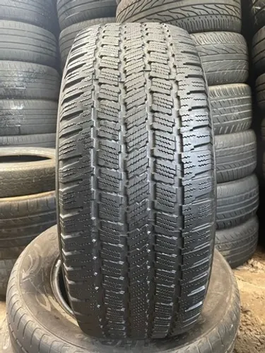 Pneu 245/65/17 Michelin meia vida (não é riscado)