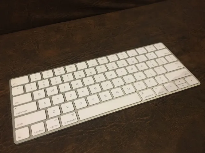 Apple Magic Keyboard / USB - Bateria / Estado de Novo / *tenho mouse tb