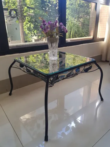 Mesa de centro com rosas Ferro 