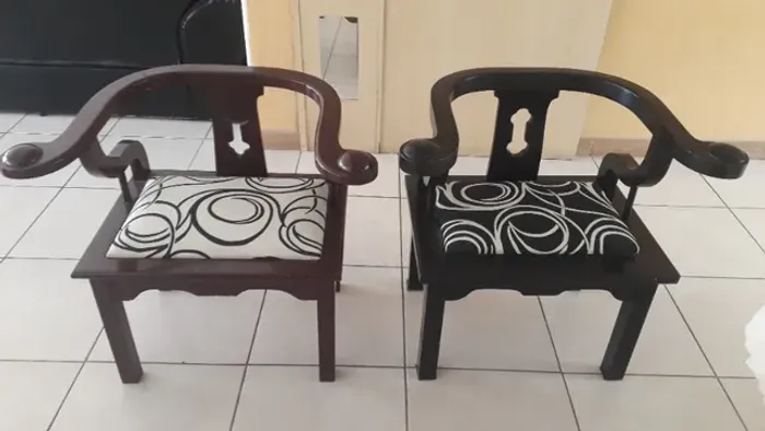 cadeira tipo sofá com braço assento estofado