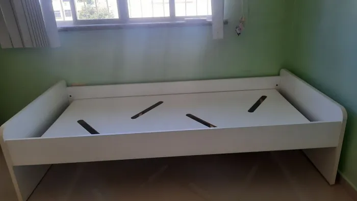 Cama de solteiro branca celmar R$ 200, só a grade sem colchão