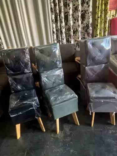 Puff retro capitonado pes de madeiras reforçados 