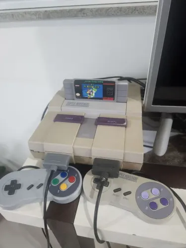 Super nintendo com 2 controles e 4 jogos