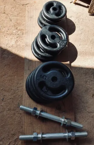 Kit com 40 kg de Anilhas e duas barras maciças