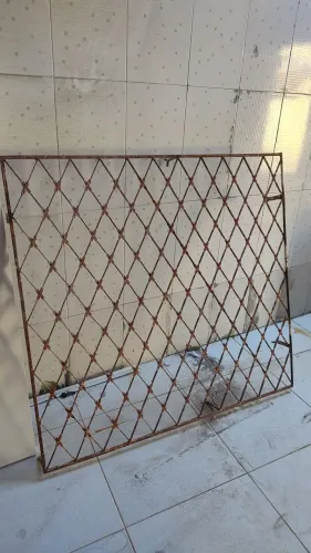 Vendo está grade de ferro 1,46cm por 1,35cm leia a descrição do anúncio.