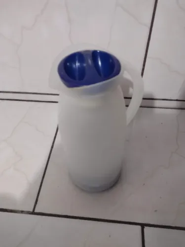 Jarra de plástico com tampa azul