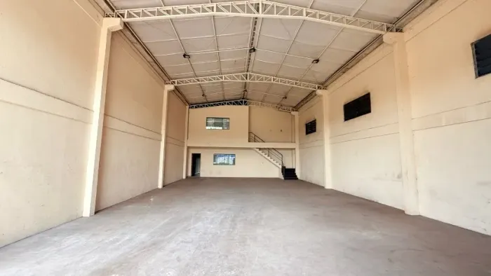 Galpão com 250m - Localizado na Rua Santa Fé (Icuí Guajára)