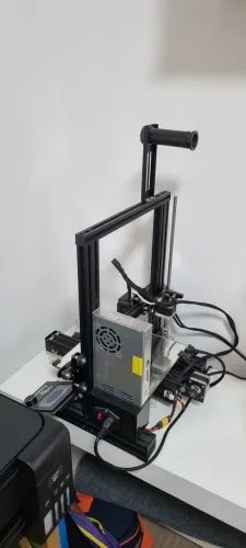 Impressora 3d Ender 3 Pro com vários acessórios 