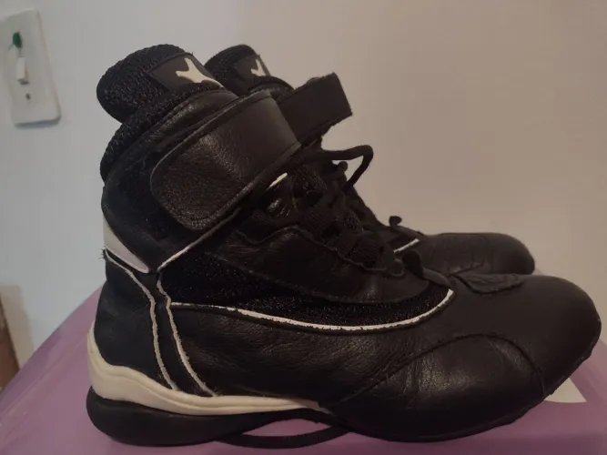 Tênis bota esportivo preto para academia.