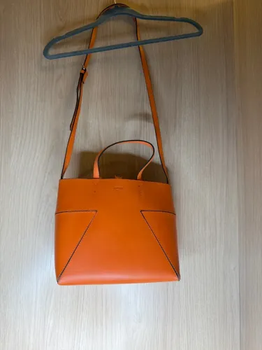 Bolsa Schutz em couro com alça 