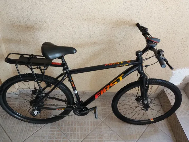 Bicicleta mountain bike alumínio First nova Aro 29 c/ farol / velocímetro / garupa