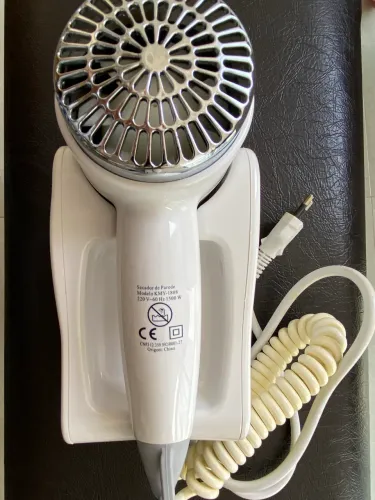 Secador de cabelo com suporte de parede