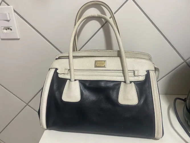 Bolsa de mão em couro com detalhes em offwhite