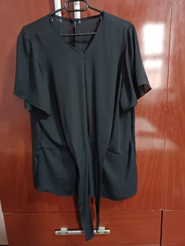 Blusa Crepe Preta c/ Detalhe Frontal - Tamanho G - Nova !!!!