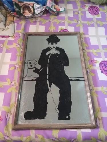 Espelho com pintura Charles Chaplin 