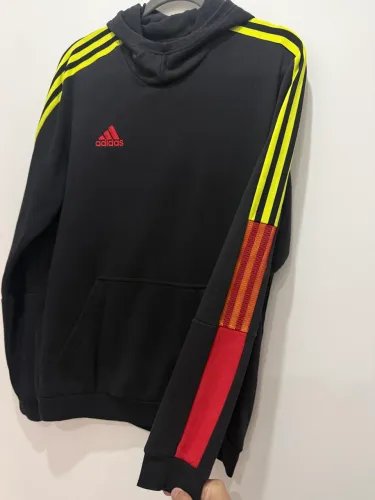 Moletom Adidas Preto com listras amarelas e vermelhas. Tamanho M