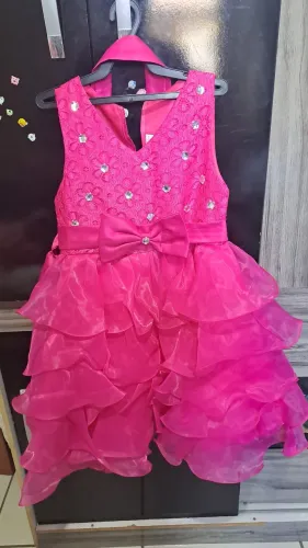 Vestido de festa infantil rosa com detalhes